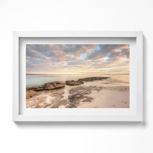 Obraz w białej ramie, Pejzaż plaży moża i nieba 30×20 cm 414200 Obraz w białej ramie, Pejzaż plaży moża i nieba 30×20 cm 414200
