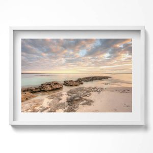 Obraz w białej ramie, Pejzaż plaży moża i nieba 70×50 cm 414125 Obraz w białej ramie, Pejzaż plaży moża i nieba 70×50 cm 414125