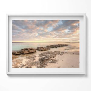Obraz w białej ramie, Pejzaż plaży moża i nieba 80×60 cm 414147 Obraz w białej ramie, Pejzaż plaży moża i nieba 80×60 cm 414147