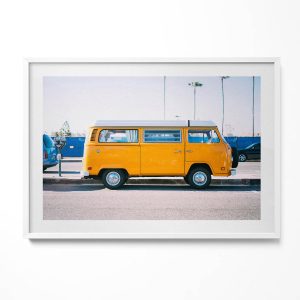 Obraz w białej ramie, Żółty wakacyjny samochód 100x70cm 414023 Obraz w białej ramie, Żółty wakacyjny samochód 100x70cm 414023