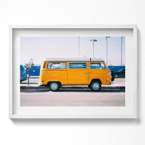 Obraz w białej ramie, Żółty wakacyjny samochód 70×50 cm 414177 Obraz w białej ramie, Żółty wakacyjny samochód 70×50 cm 414177