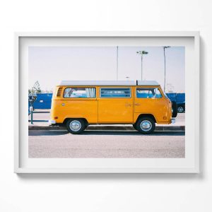 Obraz w białej ramie, Żółty wakacyjny samochód 80×60 cm 414034 Obraz w białej ramie, Żółty wakacyjny samochód 80×60 cm 414034