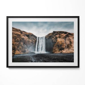 Obraz w czarnej ramie, Wodospad pośród skał 100x70cm 414360 Obraz w czarnej ramie, Wodospad pośród skał 100x70cm 414360