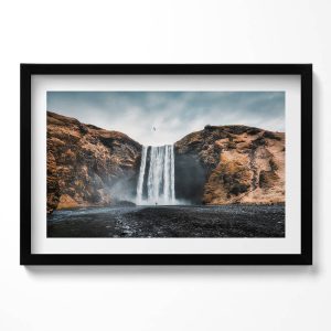 Obraz w czarnej ramie, Wodospad pośród skał 60×40 cm 414238 Obraz w czarnej ramie, Wodospad pośród skał 60×40 cm 414238