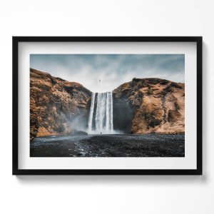 Obraz w czarnej ramie, Wodospad pośród skał 70×50 cm 414321 Obraz w czarnej ramie, Wodospad pośród skał 70×50 cm 414321