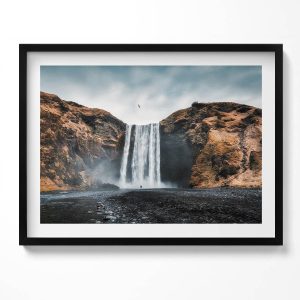 Obraz w czarnej ramie, Wodospad pośród skał 80×60 cm 414284 Obraz w czarnej ramie, Wodospad pośród skał 80×60 cm 414284