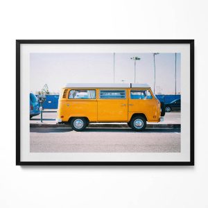 Obraz w czarnej ramie, Żółty wakacyjny samochód 100x70cm 414002 Obraz w czarnej ramie, Żółty wakacyjny samochód 100x70cm 414002