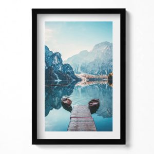Obraz w ramie MDF „Łódki na jeziorze” Czarna rama, 40×60 cm 414318 Obraz w ramie MDF „Łódki na jeziorze” Czarna rama, 40×60 cm 414318