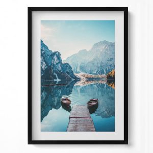 Obraz w ramie MDF „Łódki na jeziorze” Czarna rama, 50×70 cm 414086 Obraz w ramie MDF „Łódki na jeziorze” Czarna rama, 50×70 cm 414086