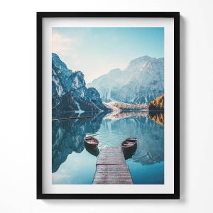 Obraz w ramie MDF „Łódki na jeziorze” Czarna rama, 60×80 cm 414065 Obraz w ramie MDF „Łódki na jeziorze” Czarna rama, 60×80 cm 414065