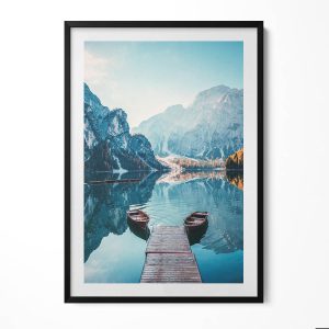 Obraz w ramie MDF „Łódki na jeziorze” Czarna rama, 70×100 cm 413988 Obraz w ramie MDF „Łódki na jeziorze” Czarna rama, 70×100 cm 413988